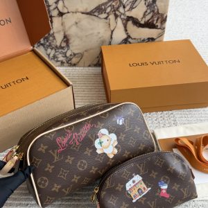 The high version of L's fashionable Cosmetic Bag is shipped again. It will never