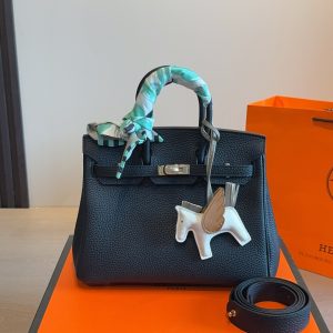 Hermes Kelly, the more you look at it, the more elegant it becomes. If Birkin is