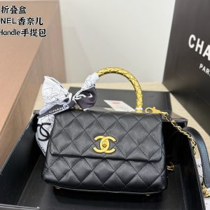 Folding Box CHANEL Chanel Coco Handle Handbag The bag has a strong and wide body