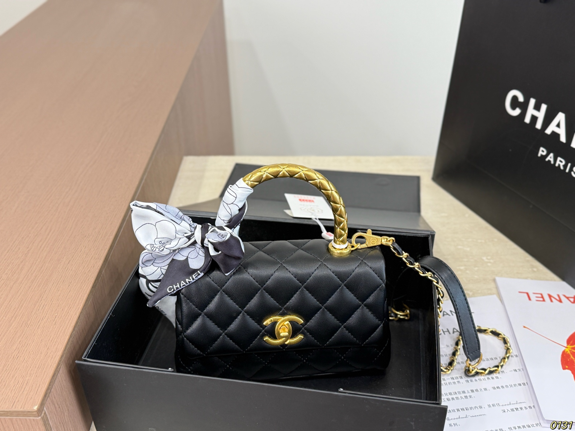 Folding Box CHANEL Chanel Coco Handle Handbag The bag has a strong and wide body - Image 2