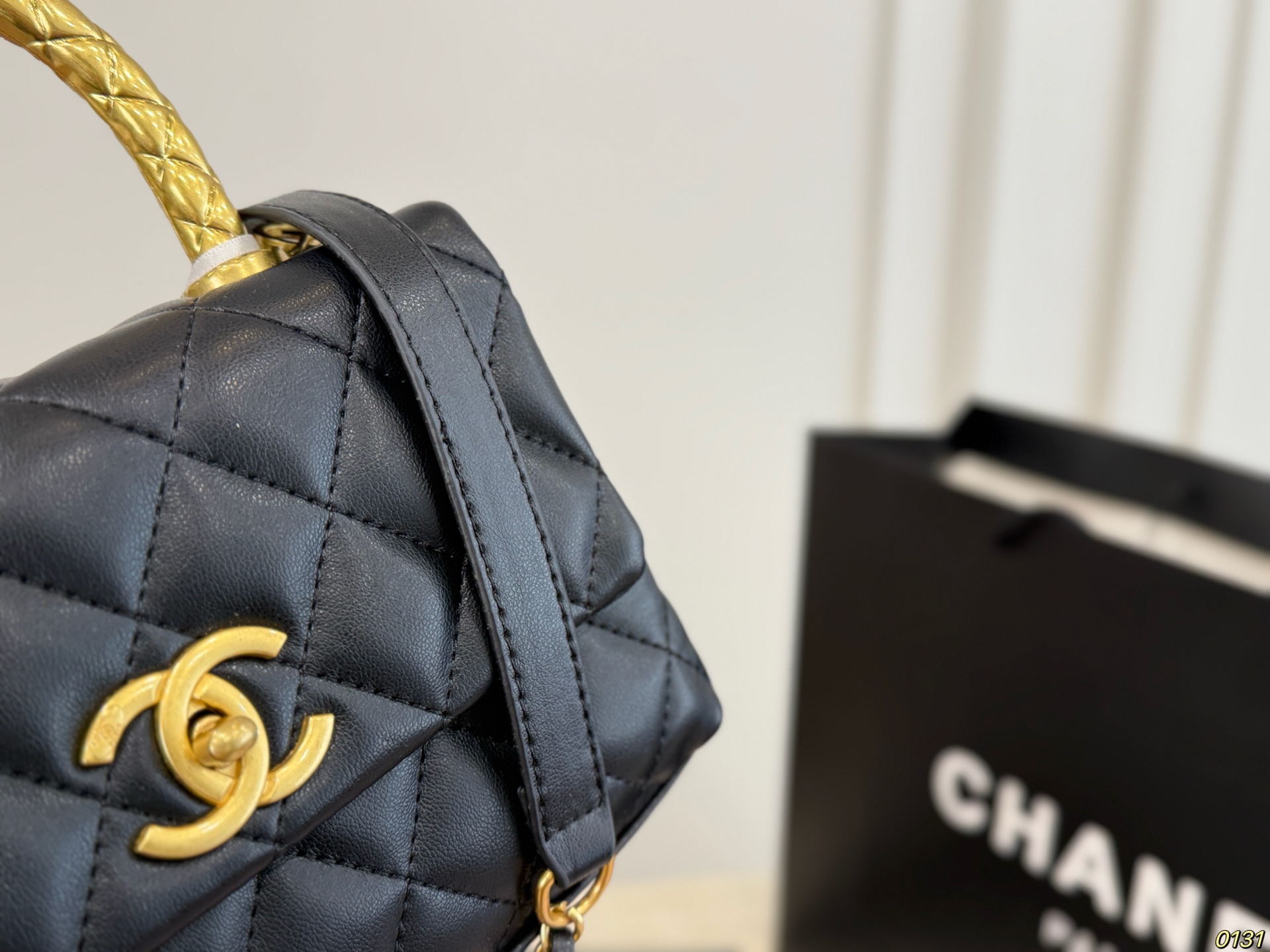 Folding Box CHANEL Chanel Coco Handle Handbag The bag has a strong and wide body - Image 3