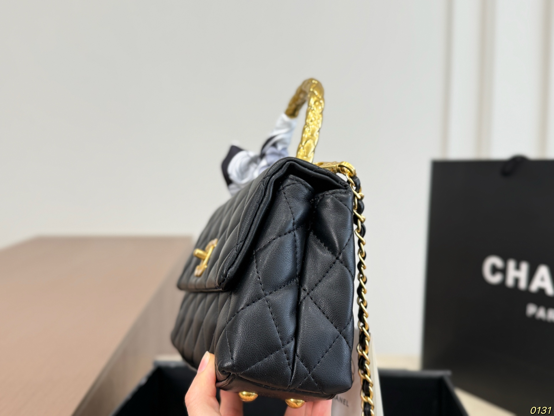 Folding Box CHANEL Chanel Coco Handle Handbag The bag has a strong and wide body - Image 4