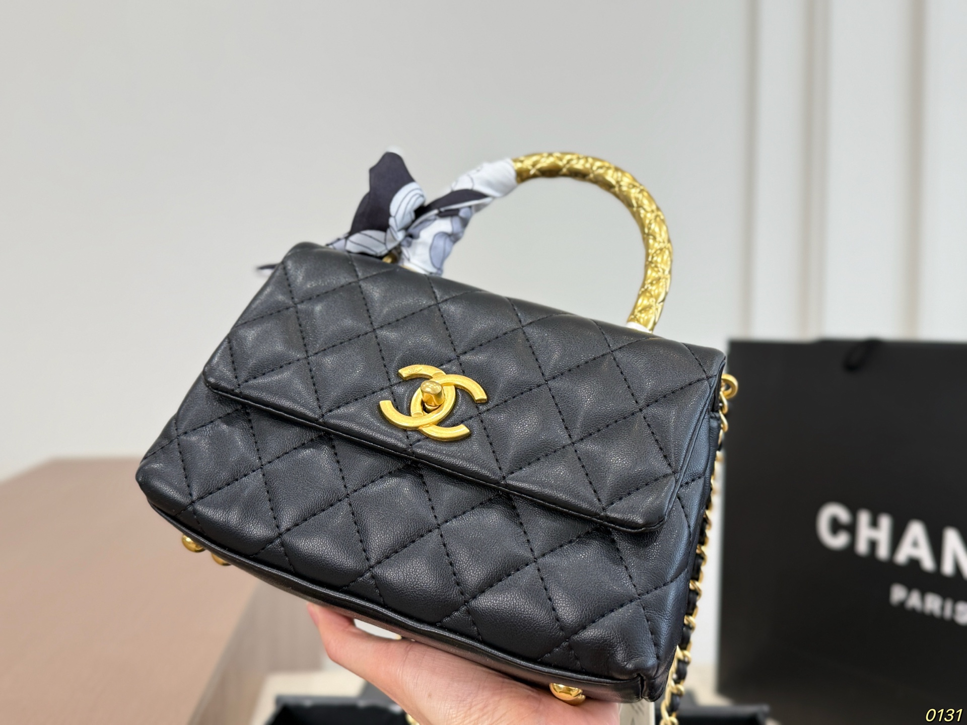 Folding Box CHANEL Chanel Coco Handle Handbag The bag has a strong and wide body - Image 5