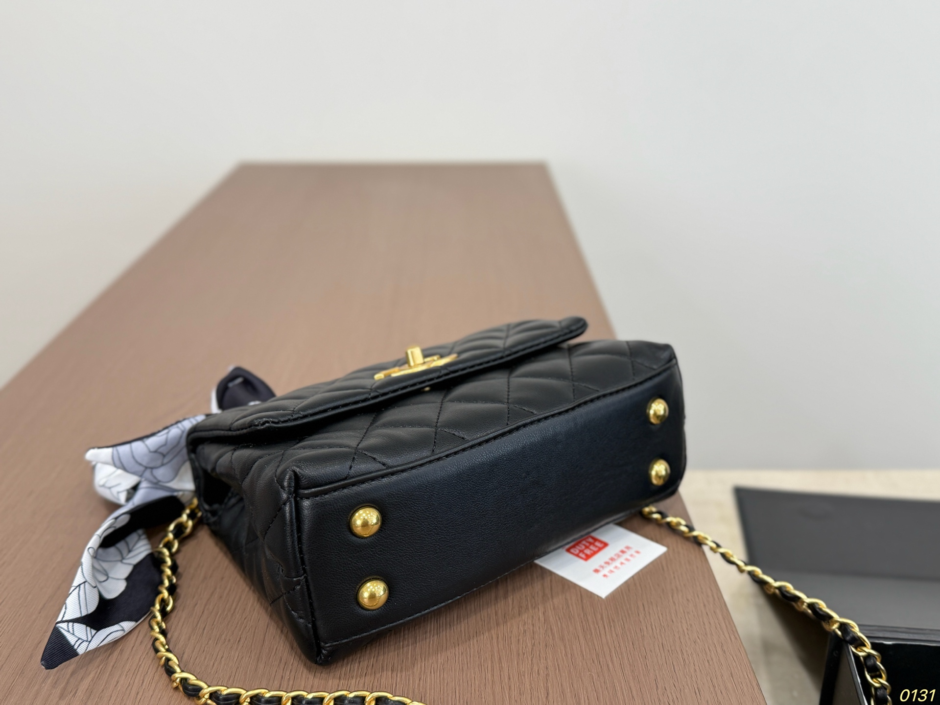 Folding Box CHANEL Chanel Coco Handle Handbag The bag has a strong and wide body - Image 6