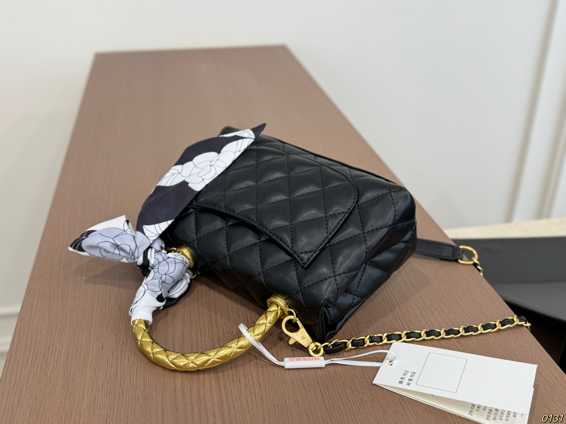 Folding Box CHANEL Chanel Coco Handle Handbag The bag has a strong and wide body - Image 7
