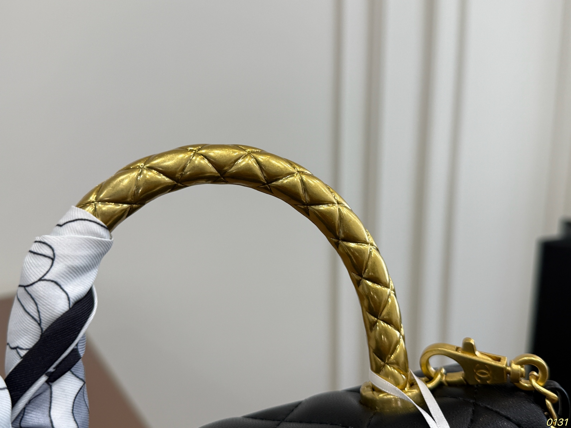 Folding Box CHANEL Chanel Coco Handle Handbag The bag has a strong and wide body - Image 8