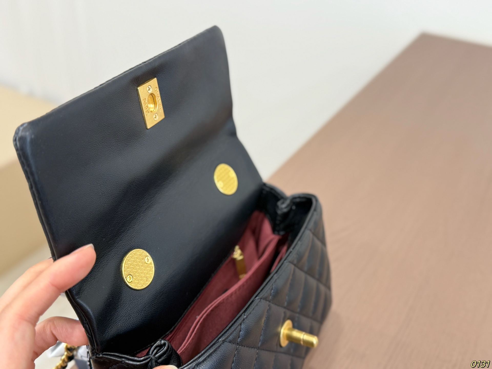 Folding Box CHANEL Chanel Coco Handle Handbag The bag has a strong and wide body - Image 9