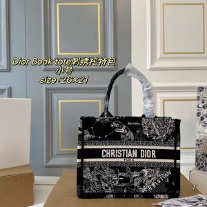 Small size: Small Dior DiorBook tote EmbroideryTote Bag The entire body is cover
