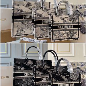 Large 175Medium Small size: Large Medium Small Dior DiorBook tote EmbroideryTote