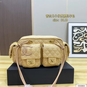 The Chanel Chanel denim Kangpeng biker bag has a multi-pocket style that has a s