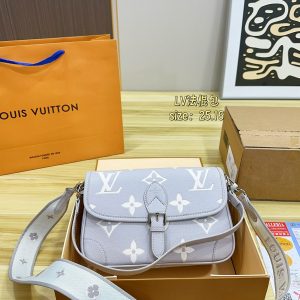 Equipped with a folding box and an airplane case, the LvBaguette is simple and c