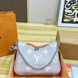 Comes with an airplane case, a folding box, a LV croissant bag, a second-hand cr