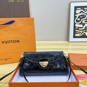 The Lv Underarm Bag that comes with the box is very fashionable ~ the upper body