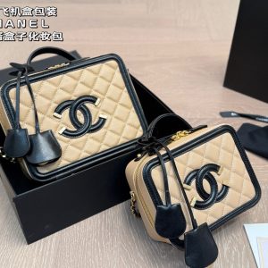 . A complete set of airplane box packaging CHANEL Chanel New Box Cosmetic Bag is