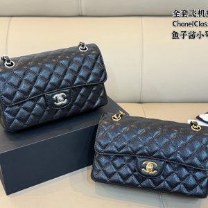 A complete set of airplane box packaging. ChanelChanel CFSmall. The full name is