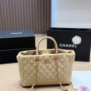 ChanelWovenTote Bag Chanel's WovenTote Bag is made of natural fiber material, cl
