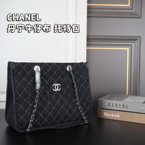 CHANELChanel Denim Denim Chain Bag Underarm Bag Tote Bag This bag is light in we