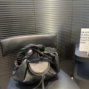 The opening and closing of the "machine lock" hidden in the Small FendiNew bag i