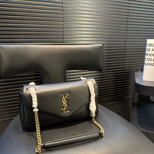 The pure leather Saint Laurent Chain Bag is a new bag shape. The bag has a simpl
