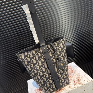 Equipped with a folding box, the NewDior star bucketNewBucket Bag is now on the