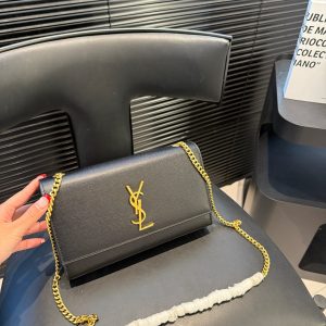 Comes with a foldable airplane case Saint Laurent Envelope Bag logo. It is said