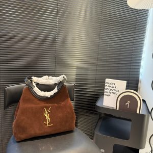 The Saint Laurent Suede tote is very simple, and the body line is not strong, an