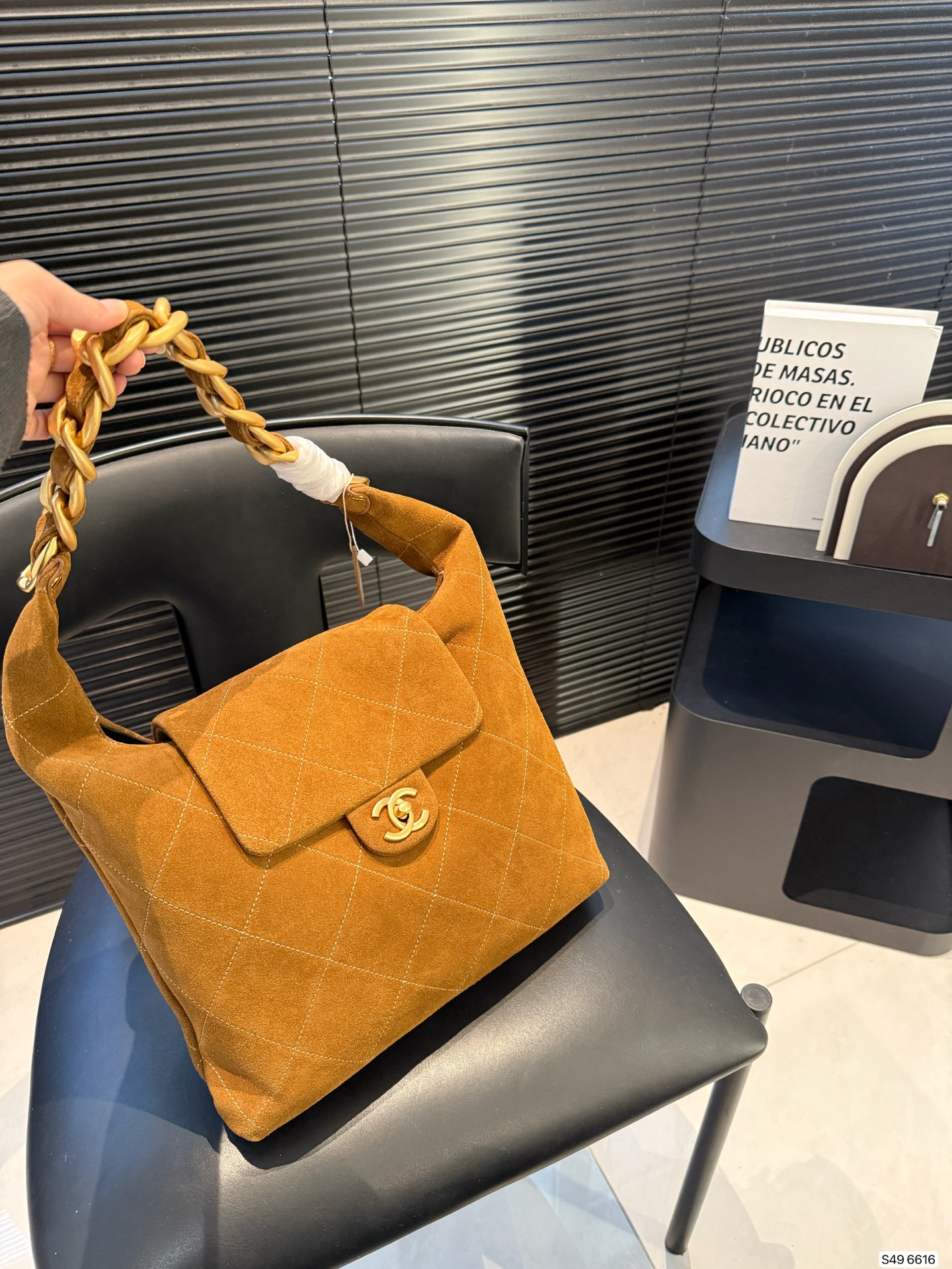 Chanel 25KSuedehobo bag autumn and winter catwalk style 𝐡𝐨𝐛𝐨 𝐦𝐚𝐱𝐢‼ Thick gold ch - Image 2