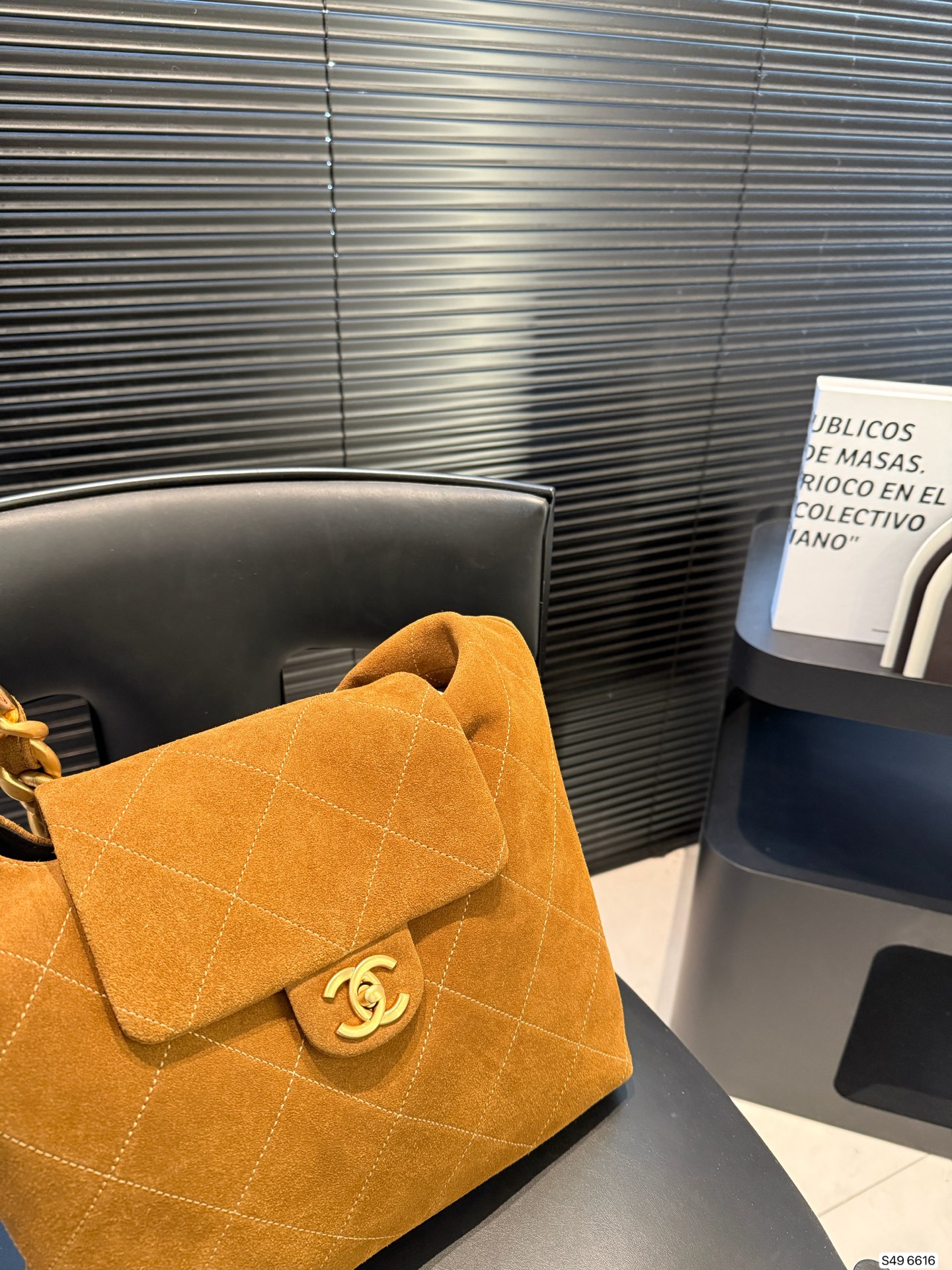 Chanel 25KSuedehobo bag autumn and winter catwalk style 𝐡𝐨𝐛𝐨 𝐦𝐚𝐱𝐢‼ Thick gold ch - Image 4
