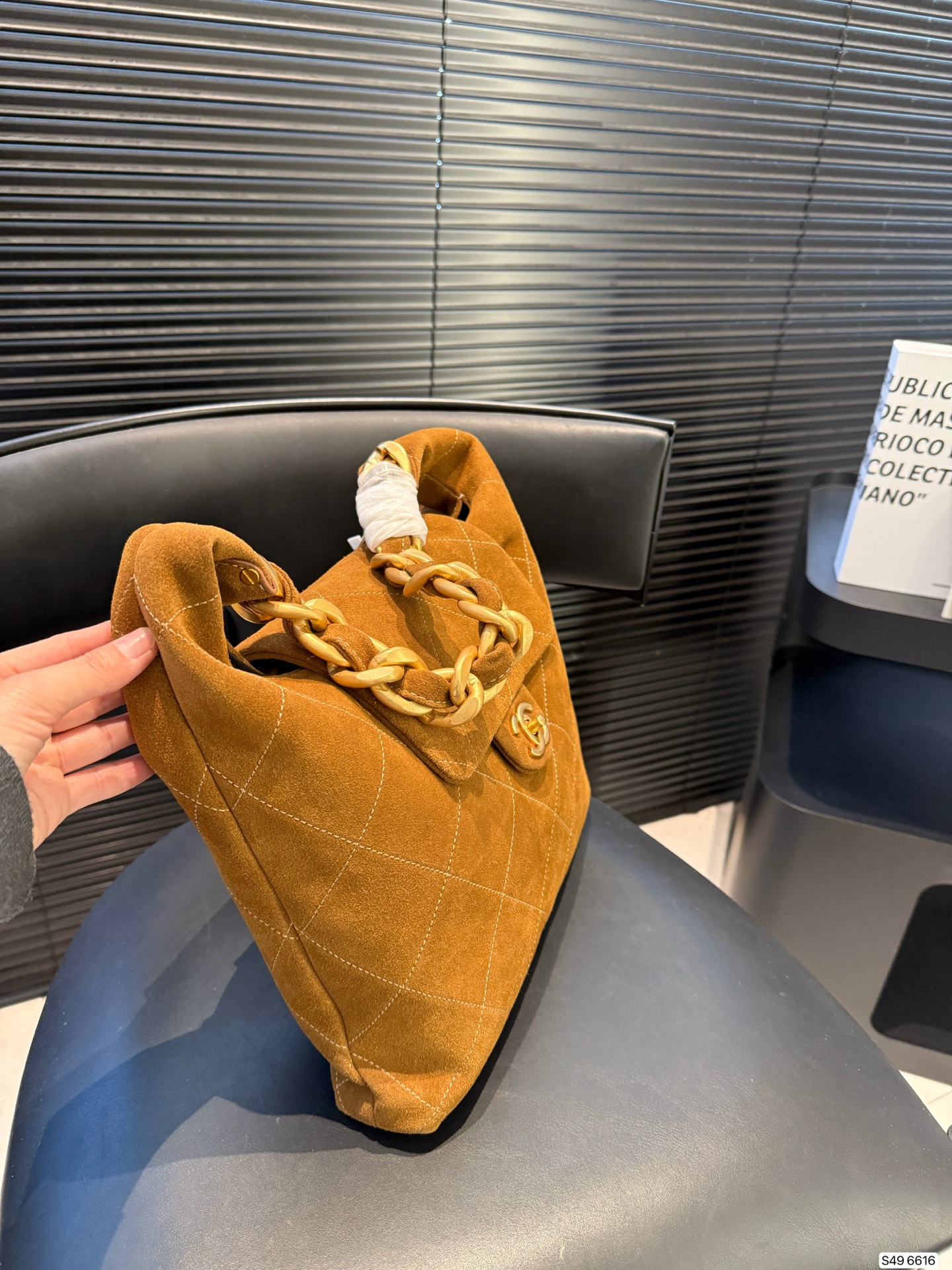 Chanel 25KSuedehobo bag autumn and winter catwalk style 𝐡𝐨𝐛𝐨 𝐦𝐚𝐱𝐢‼ Thick gold ch - Image 5