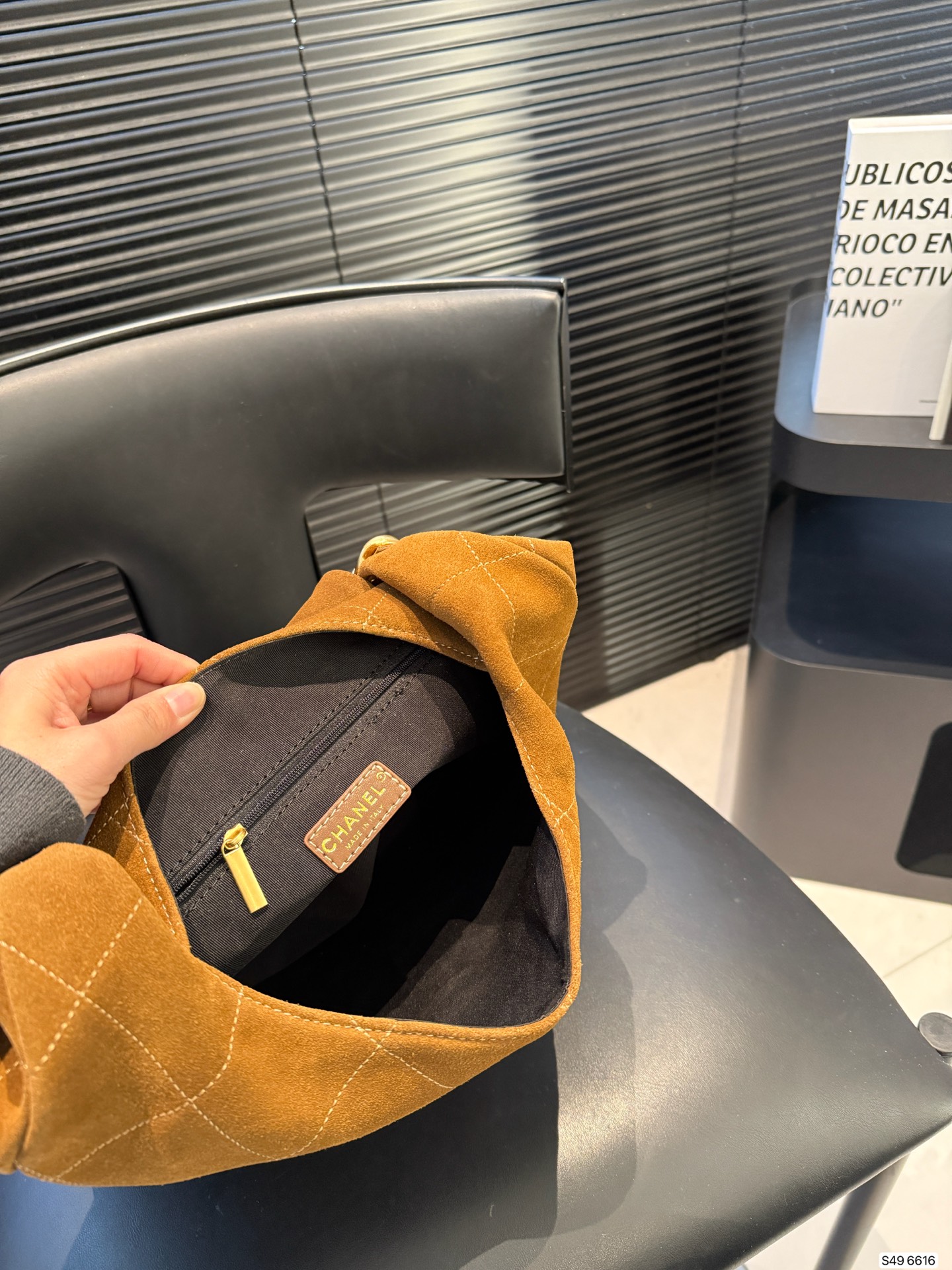 Chanel 25KSuedehobo bag autumn and winter catwalk style 𝐡𝐨𝐛𝐨 𝐦𝐚𝐱𝐢‼ Thick gold ch - Image 9
