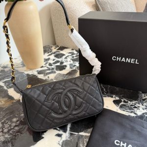 Chanel Caviar Underarm Bag Sister's Shark's Knife You can enjoy this luxury on y