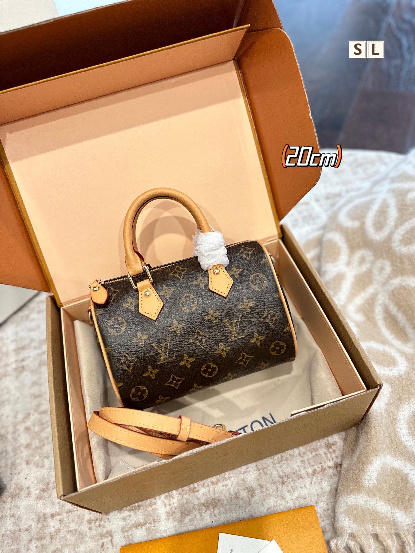 . Packed in a folding gift box, the speedy nano small pillow is made of classic - Image 4