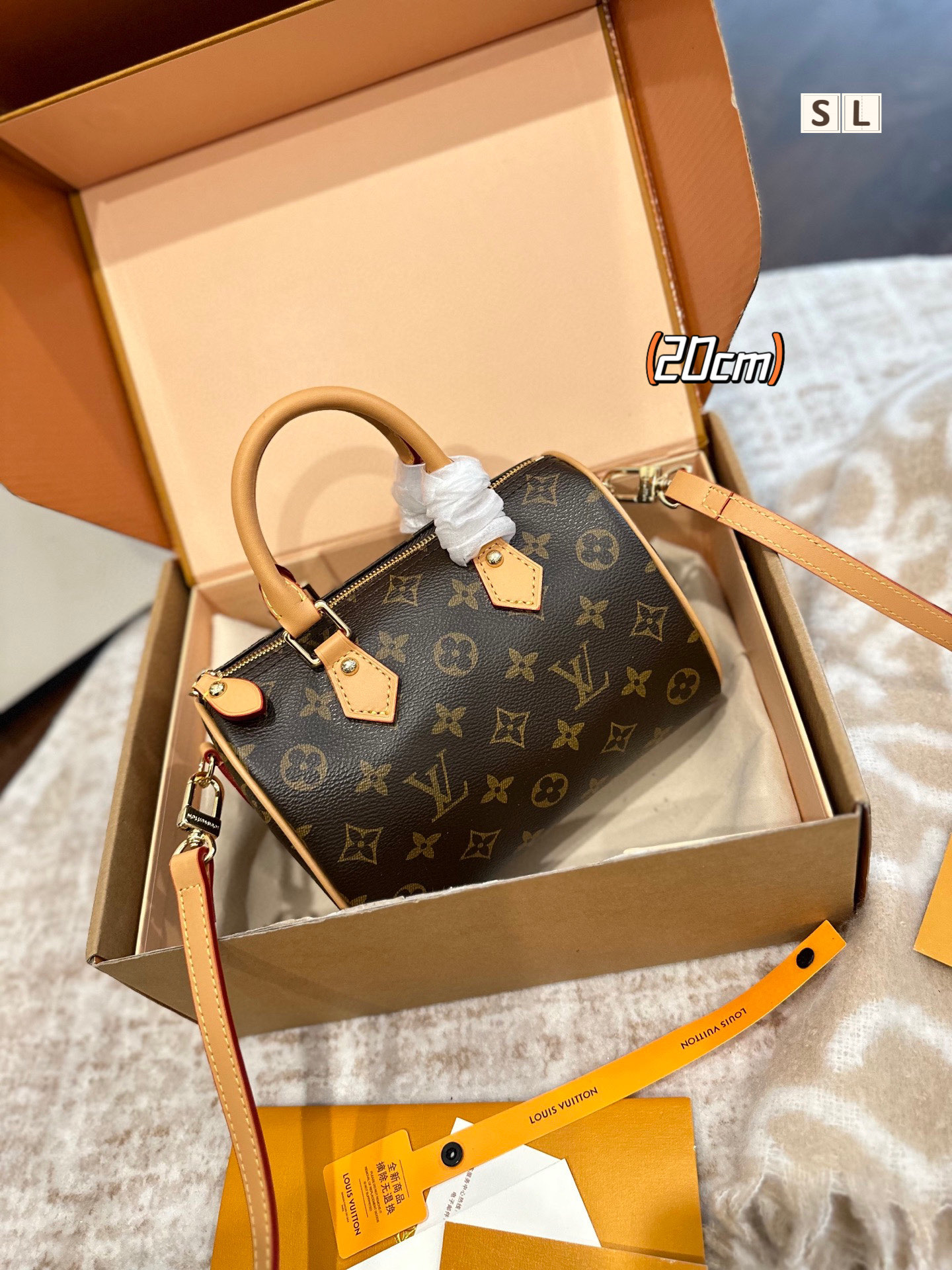 . Packed in a folding gift box, the speedy nano small pillow is made of classic - Image 6