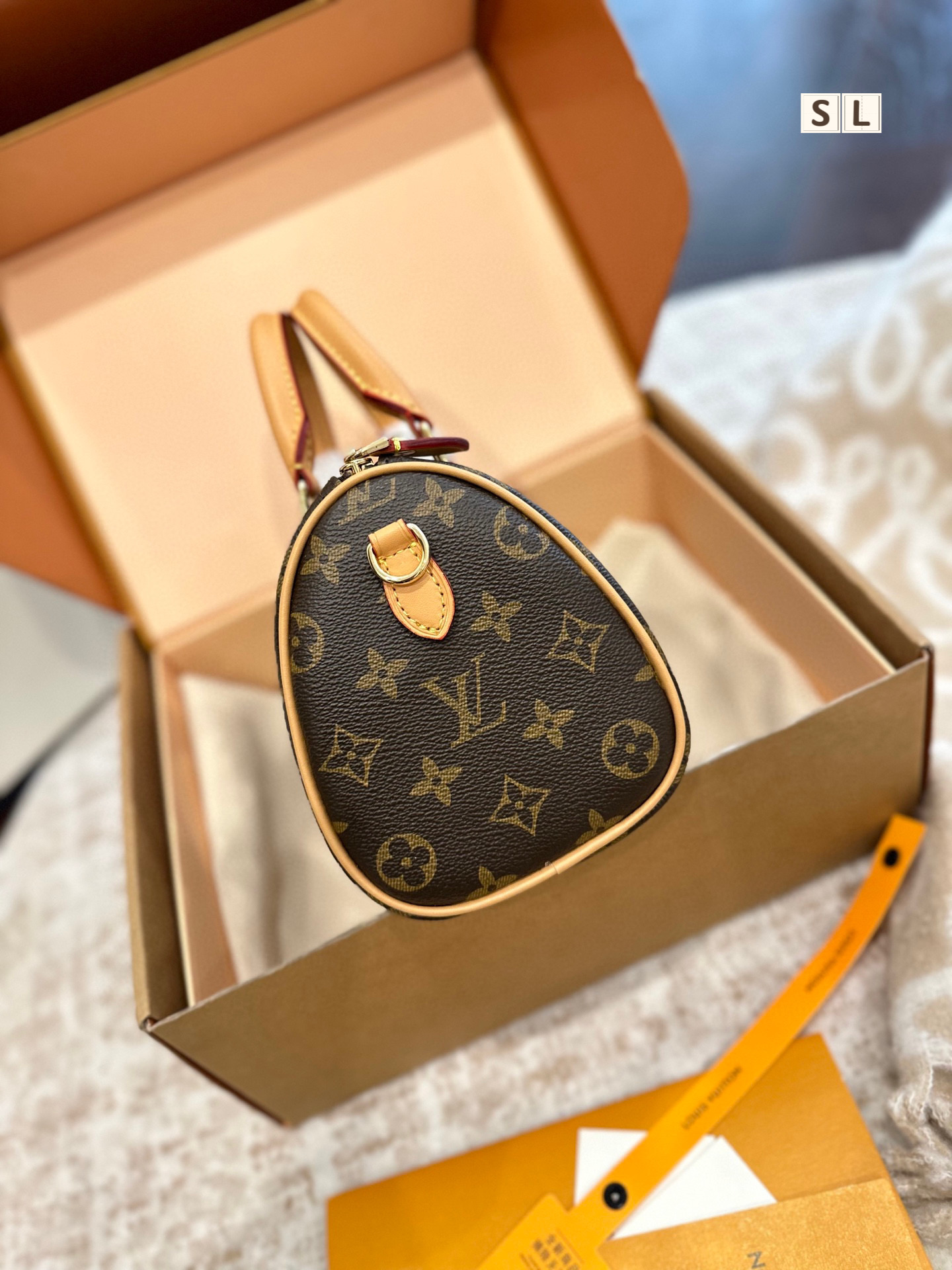 . Packed in a folding gift box, the speedy nano small pillow is made of classic - Image 7