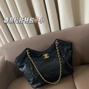CHANEL Tote