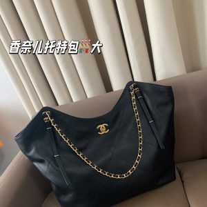 Large pure leather Chanel tote looks so classy! I fell in love with it at first