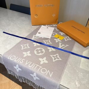 RLV2228LV scarf has arrived. The classic Monogram pattern is spread on both side