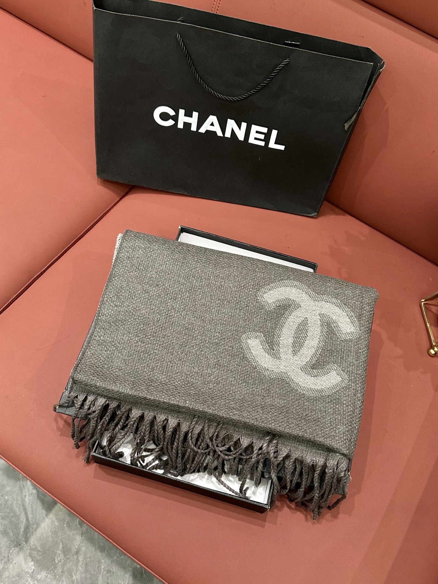 Chanel's popular women's scarf 🆕 Everyone said it looks good after buying it‼ re - Image 3