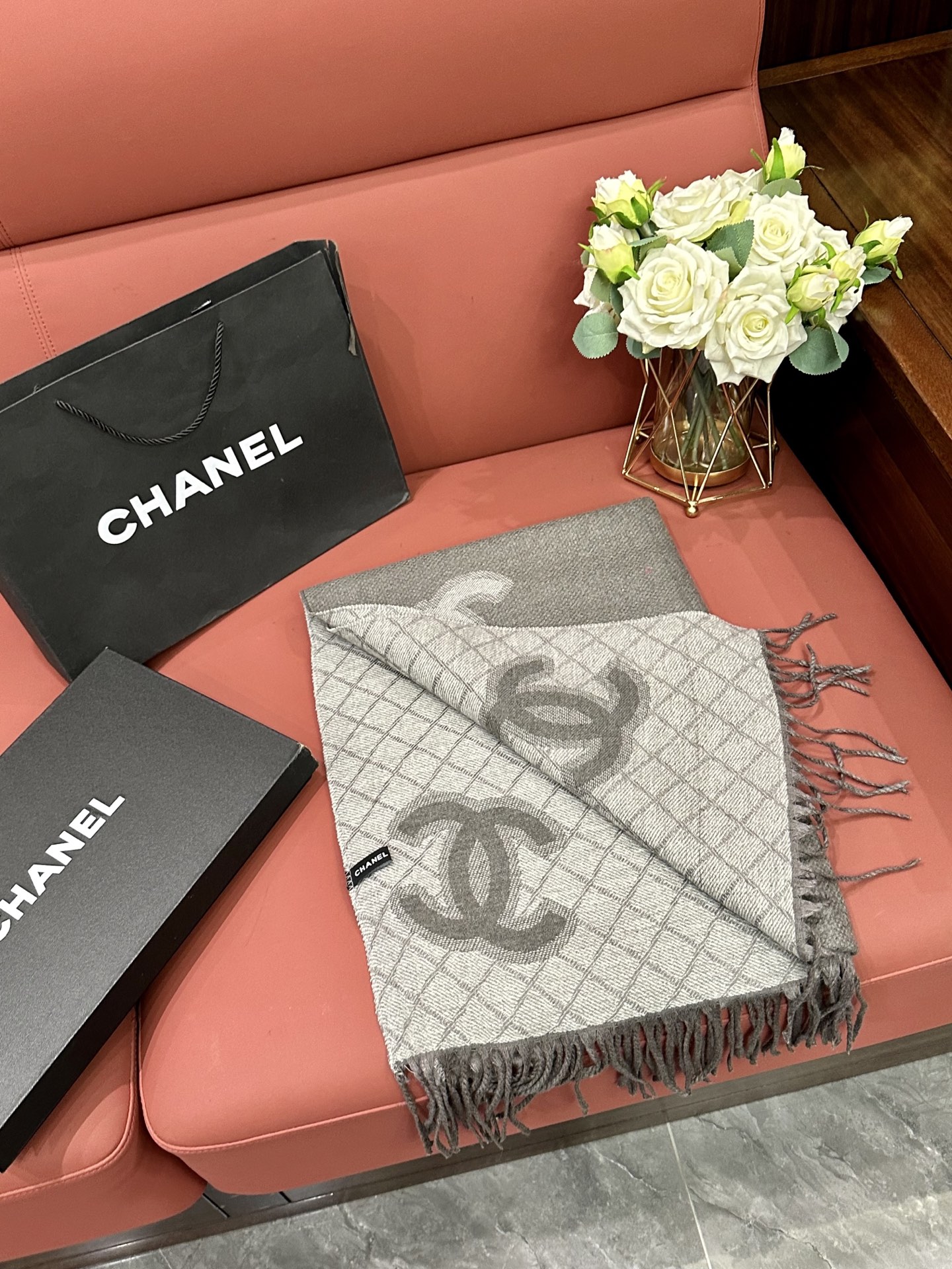 Chanel's popular women's scarf 🆕 Everyone said it looks good after buying it‼ re - Image 4