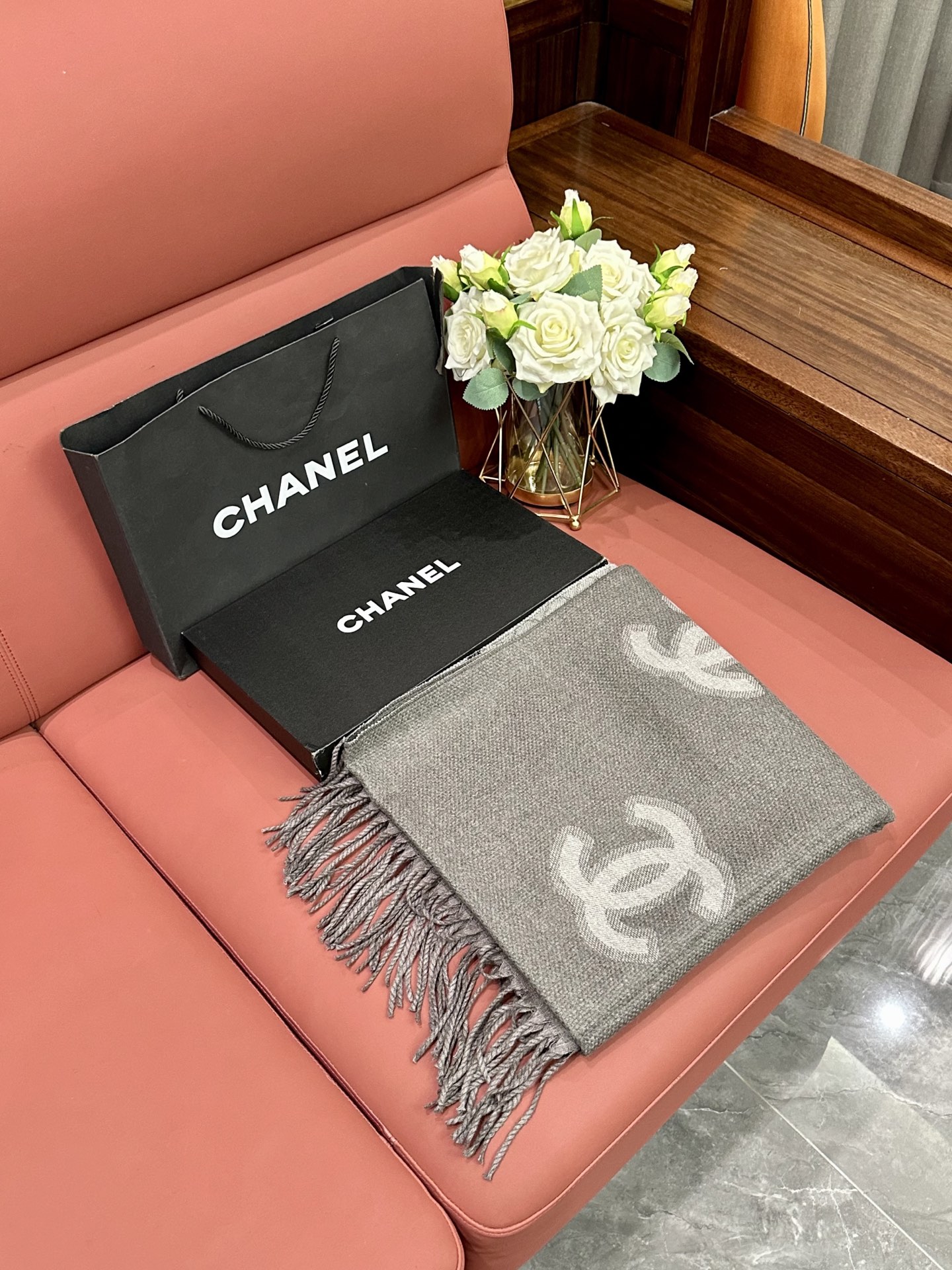 Chanel's popular women's scarf 🆕 Everyone said it looks good after buying it‼ re - Image 5