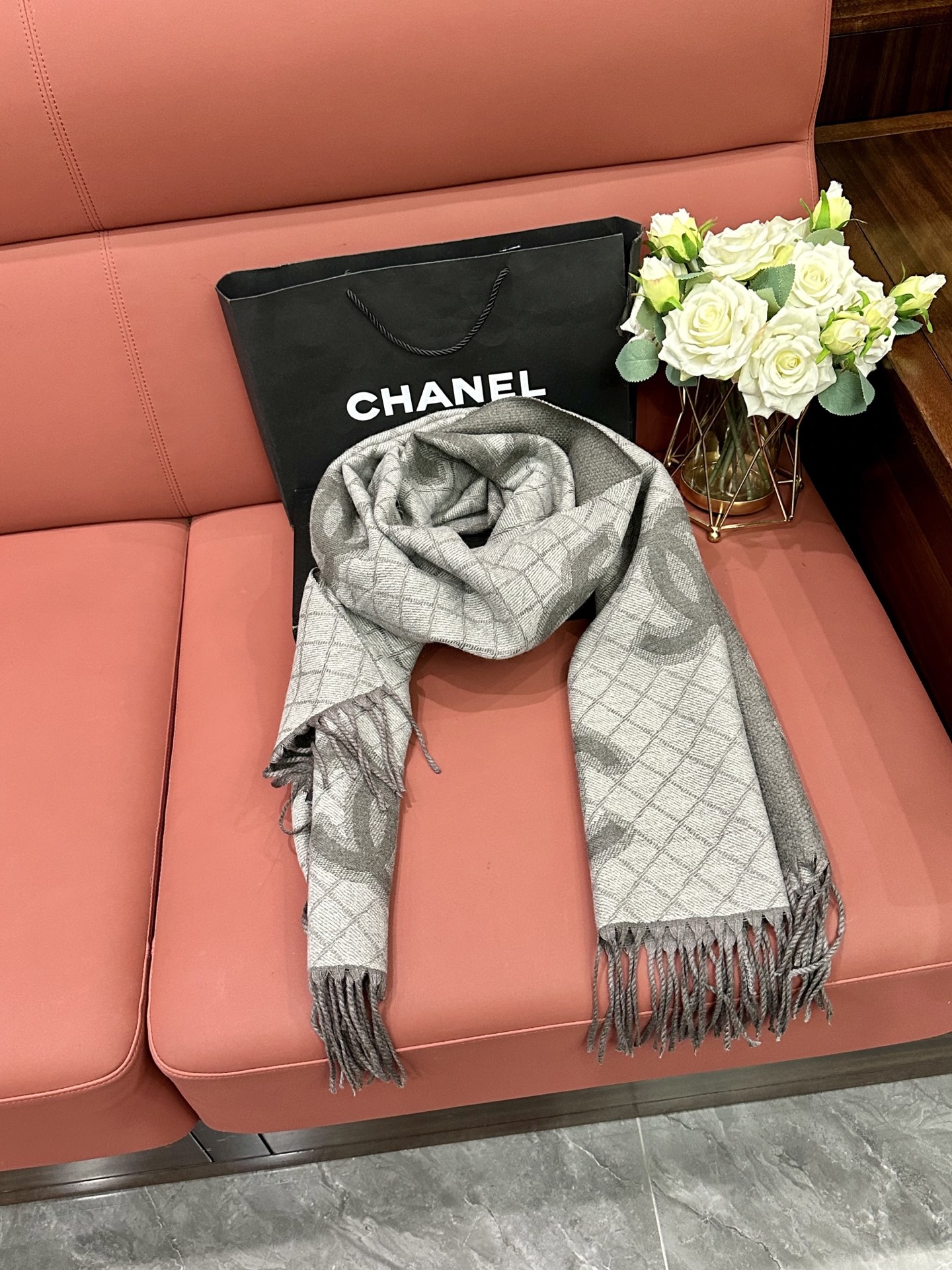 Chanel's popular women's scarf 🆕 Everyone said it looks good after buying it‼ re - Image 6