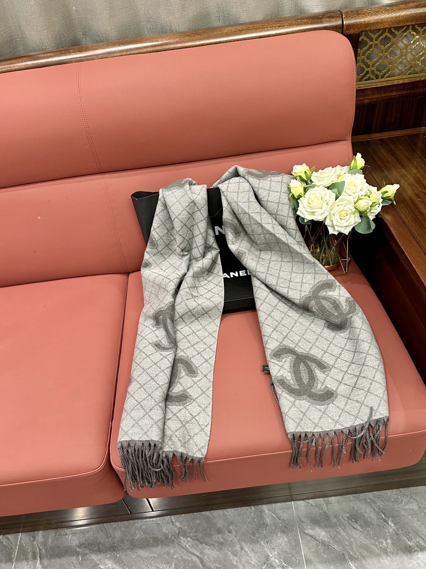 Chanel's popular women's scarf 🆕 Everyone said it looks good after buying it‼ re - Image 7