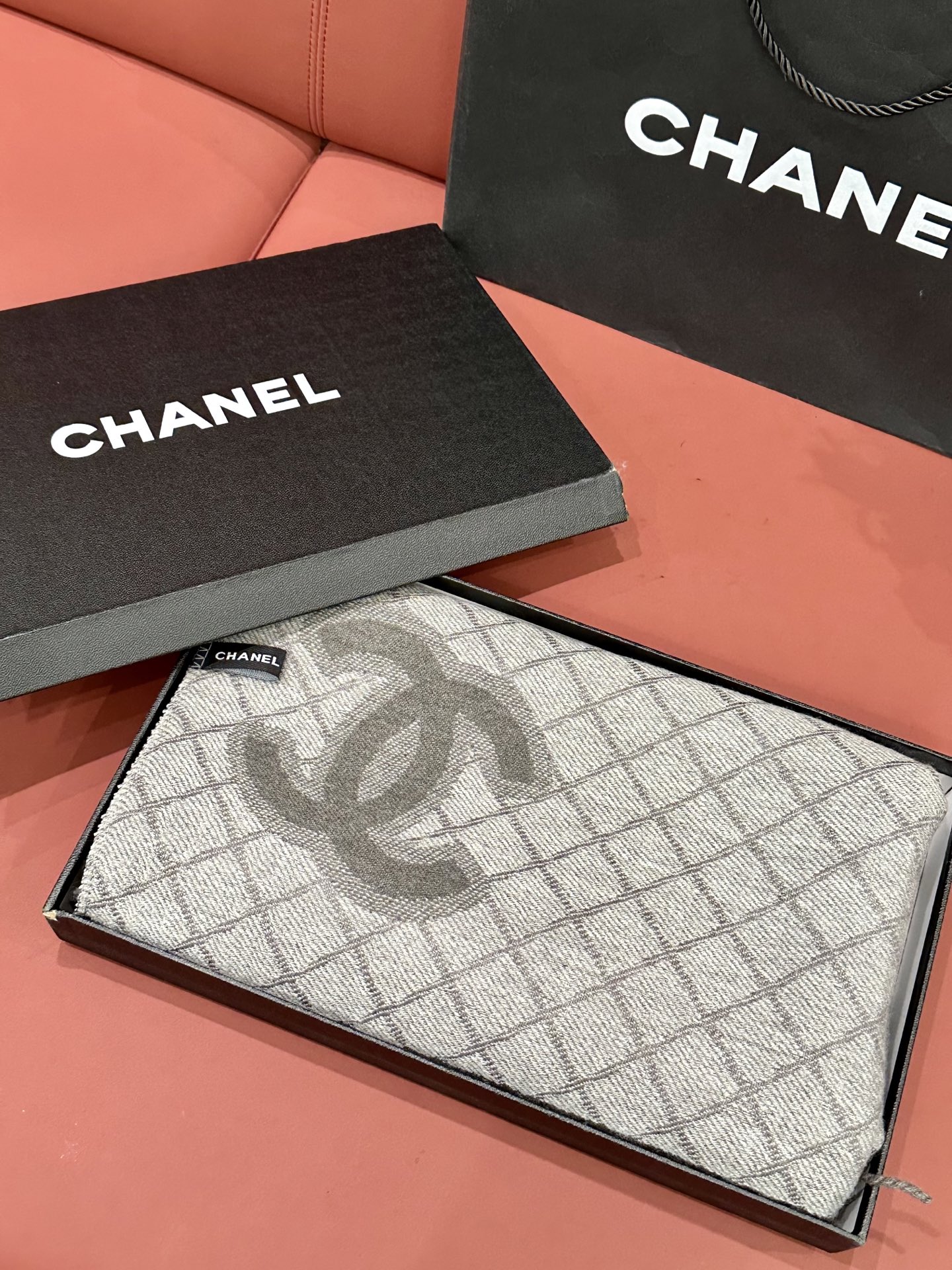 Chanel's popular women's scarf 🆕 Everyone said it looks good after buying it‼ re - Image 8