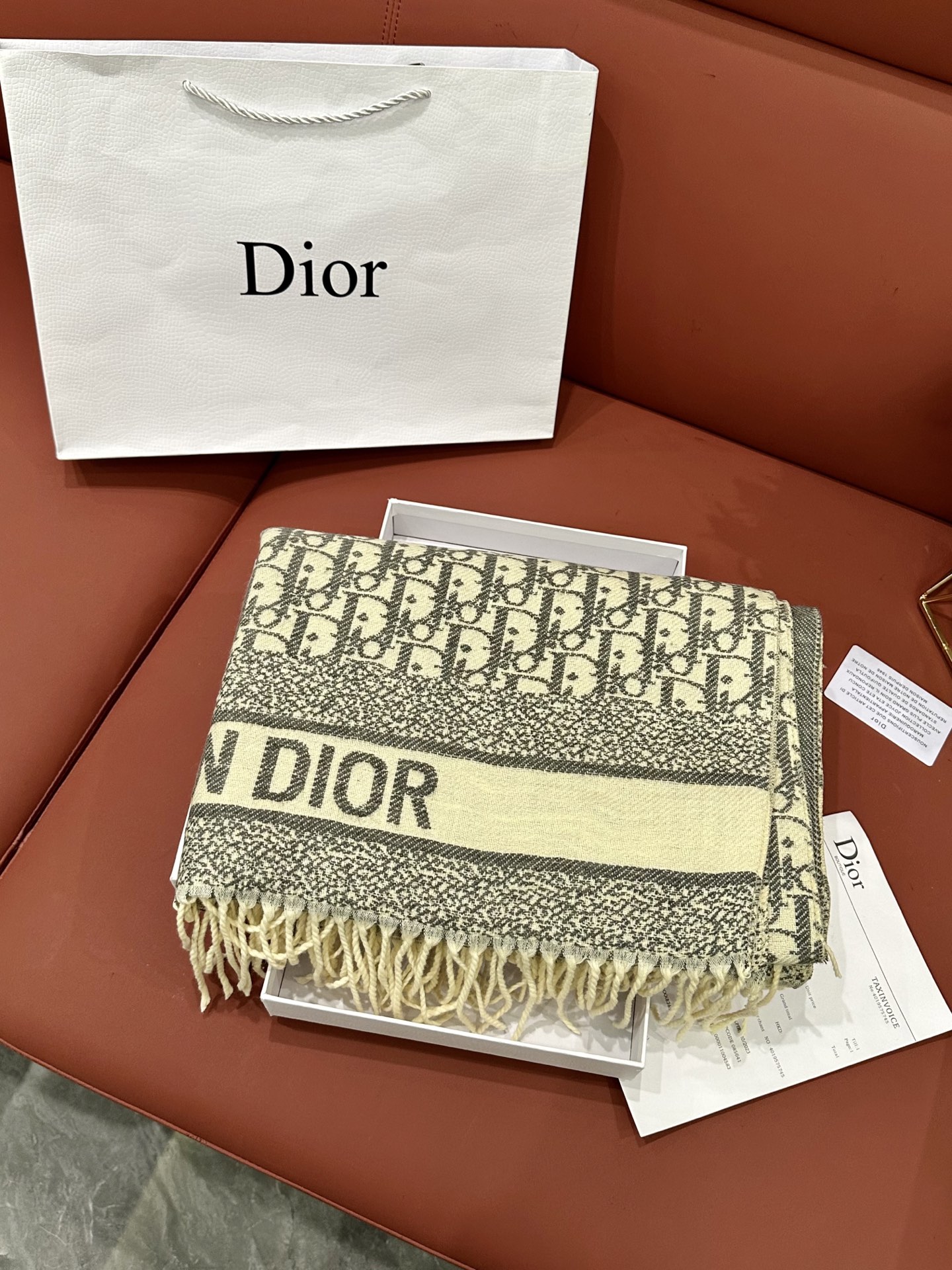 Dior’s popular women’s scarf 🆕 Everyone said it looks good after buying it‼ reco - Image 3