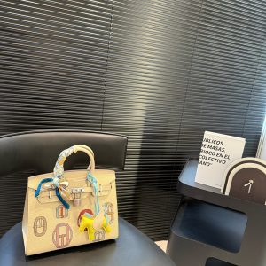 Hermes platinum rock is a cool and beautiful bag. It is really versatile and has