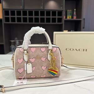 Folding box with free pendant Size: 17*12cm Coach coach Pillow Bag Boston Newest