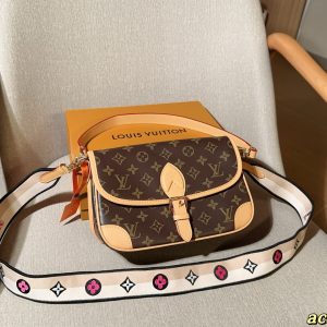 Chip version Lv/Louis Vuitton DianeBaguette beeswax yellow leather size 23cm gif