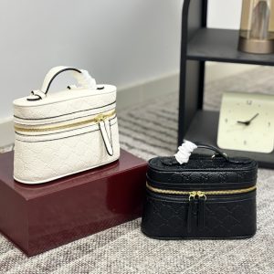 Comes with a foldable box. I fell in love at first sight with the Gucci Ophidia