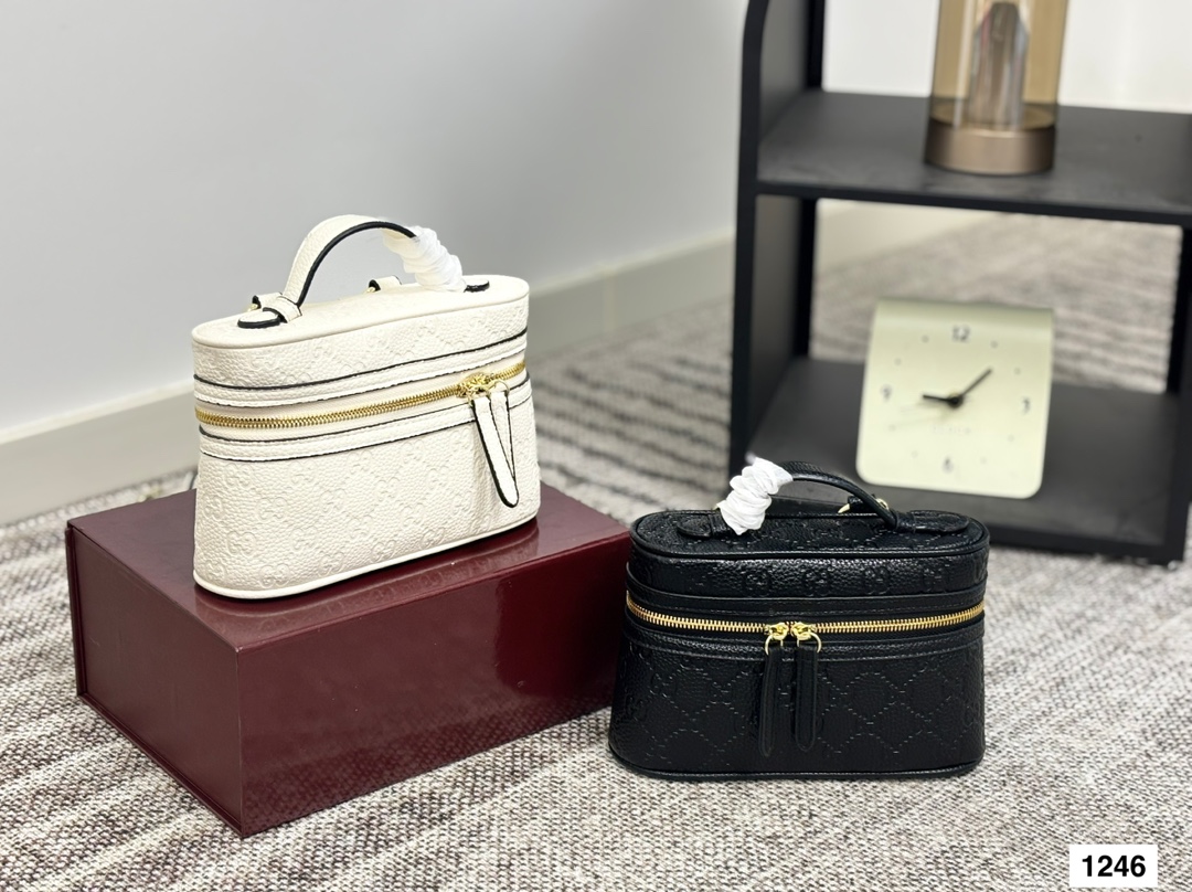 Comes with a foldable box. I fell in love at first sight with the Gucci Ophidia