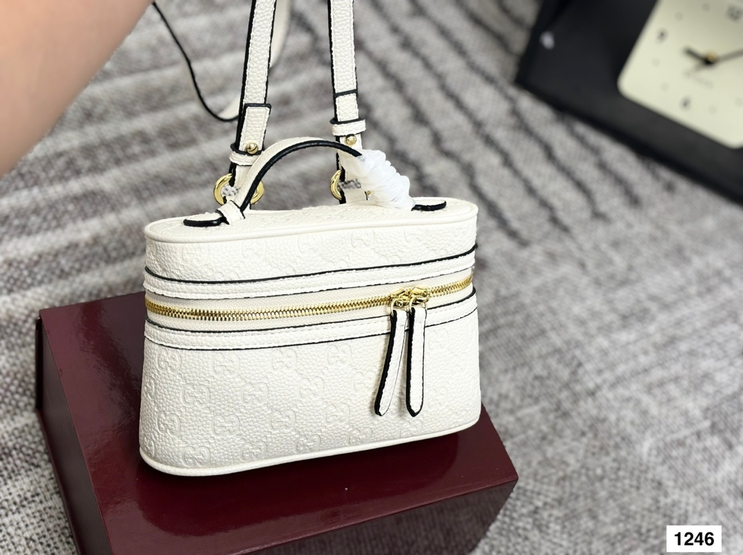 Comes with a foldable box. I fell in love at first sight with the Gucci Ophidia - Image 3